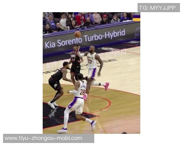 詹姆斯助力八村频频攻筐展现默契配合引发球迷热议